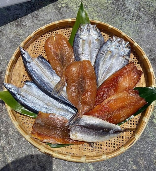 竹籠に並んだ色鮮やかな干物たち