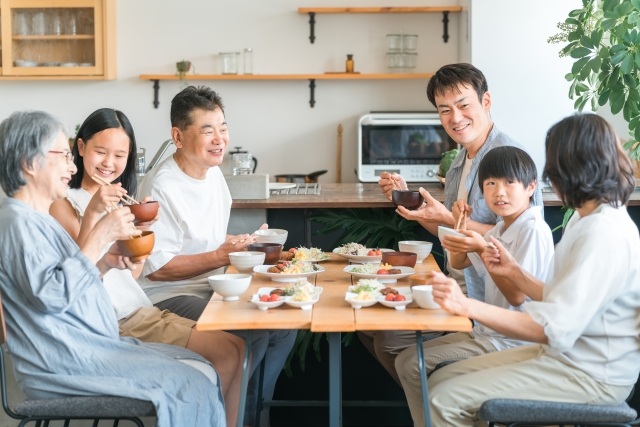 家族が食卓を囲む楽しい団らんの時間