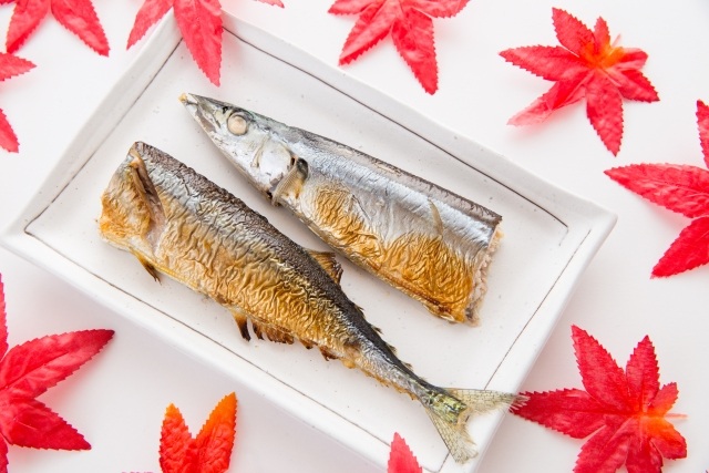 秋の味覚焼き魚と紅葉の飾り