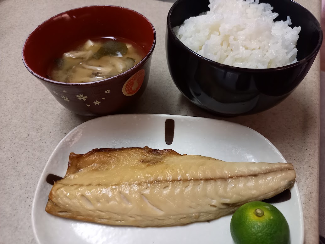 焼き魚と味噌汁の和朝食セット