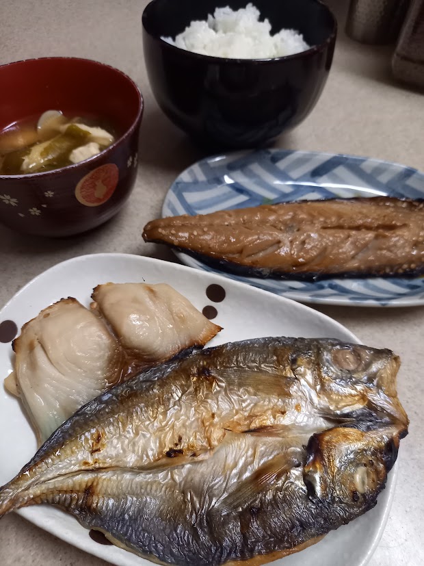 焼き魚と味噌汁の贅沢な朝食風景