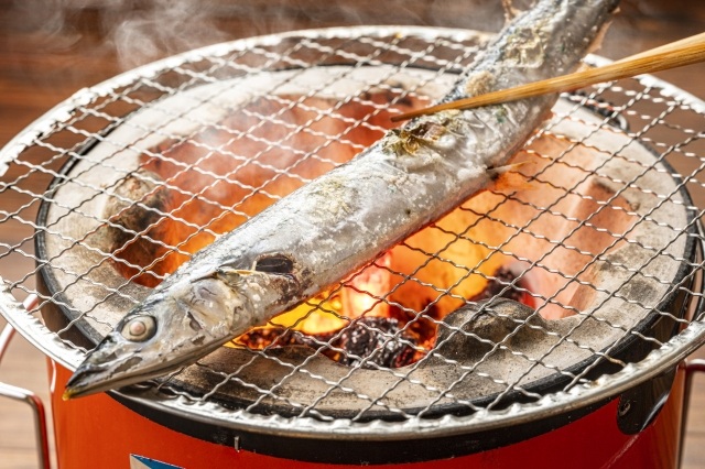 炭火で焼かれる秋刀魚の美味しさ